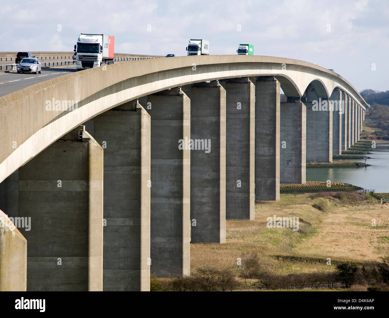 L'Orwell ponte innaugurato nel 1982 porta la A14 trunk road sul fiume Orwell, Ipswich, Suffolk, Inghilterra. Foto Stock