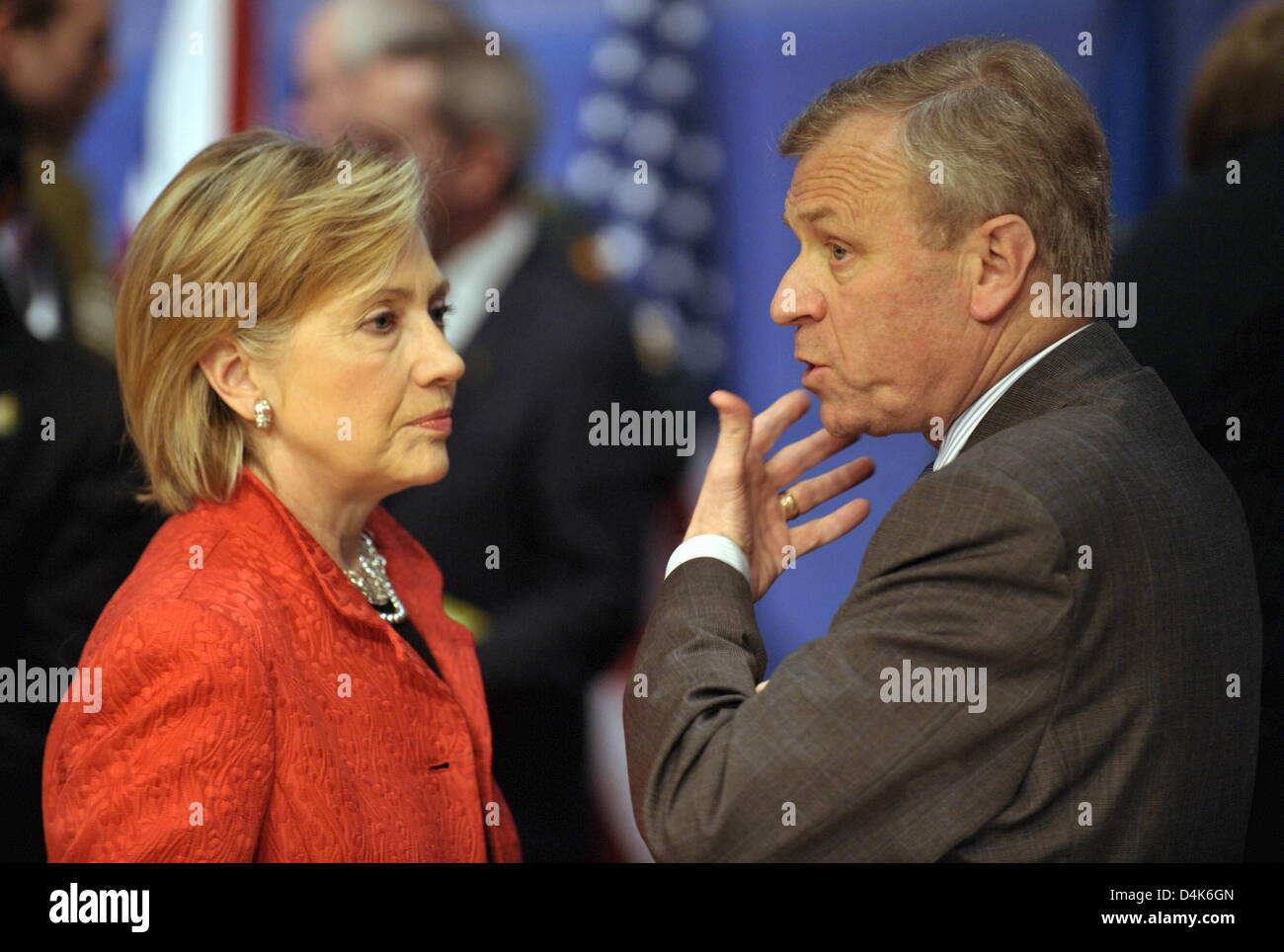 Il Segretario di Stato americano Hillary Clinton (L) colloqui con il Segretario generale della NATO Jaap de Hoop Scheffer (R) durante l'ultima sessione di conferenza 2009 del vertice della Nato a ?Palais de la Musique et de Congres? A Strasburgo, Francia, 04 aprile 2009. La NATO?s sessantesimo anniversario summit 2009 ha avuto luogo a Baden-Baden e Kehl, Germania e Strasburgo (Francia) il 03 e 04 aprile 2009. Foto: SASCHA SC Foto Stock