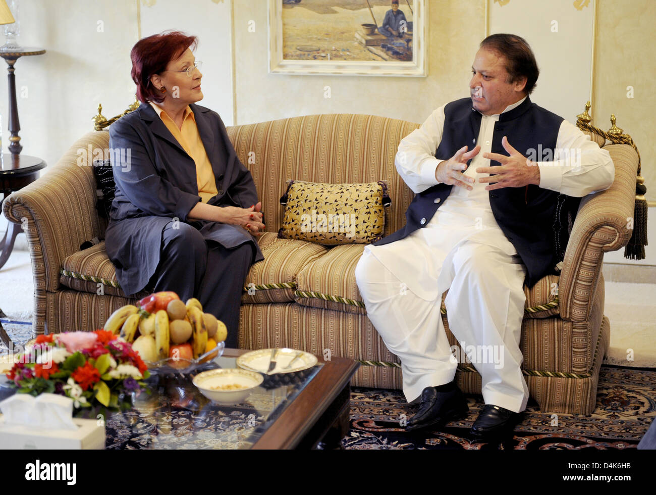 Il Ministro tedesco per lo sviluppo Heidemarie Wieczorek-Zeul (L) colloqui con Mian Nawaz Sharif (R), leader del Pakistan Lega musulmana-N Quaid party (PML-Q) a Islamabad, Pakistan, 04 aprile 2009. Durante la sua visita di tre giorni la sig.ra Wieczorek-Zeul tiene colloqui con il governo e con agenzie di soccorso sul tedesco di aiuto per il paese musulmano. Foto: RAINER JENSEN Foto Stock