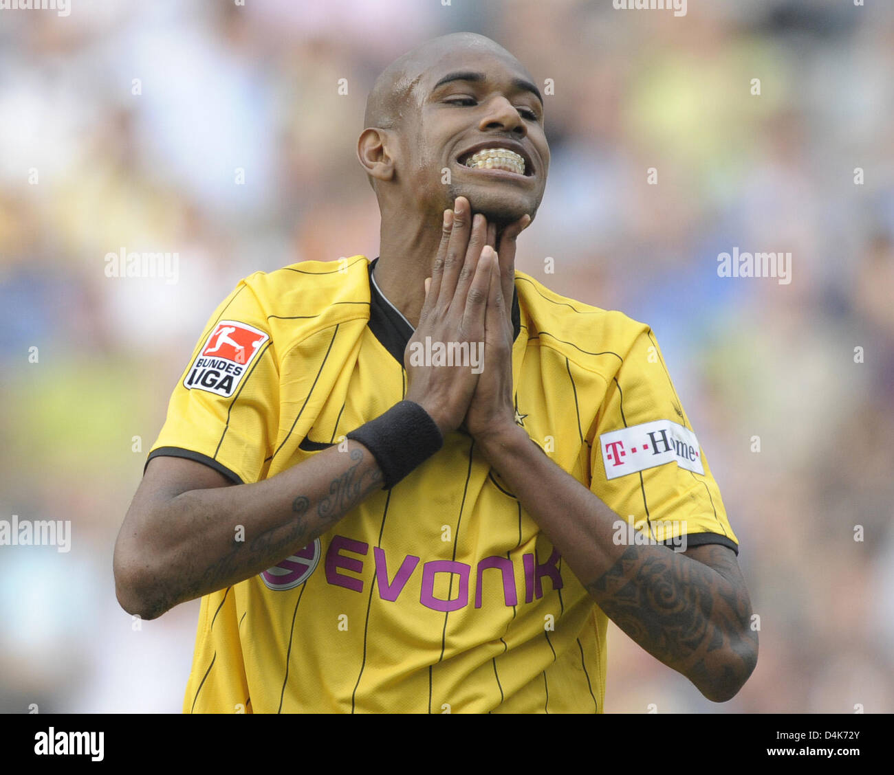 Dortmund?s Felipe Santana gesti durante la Bundesliga soccer match Hertha Berlin vs Borussia Dortmund a ?Olympiastadion? A Berlino, Germania, 04 aprile 2009. Dortmund ha vinto la partita da 3-1. Foto: Soeren Stache Foto Stock