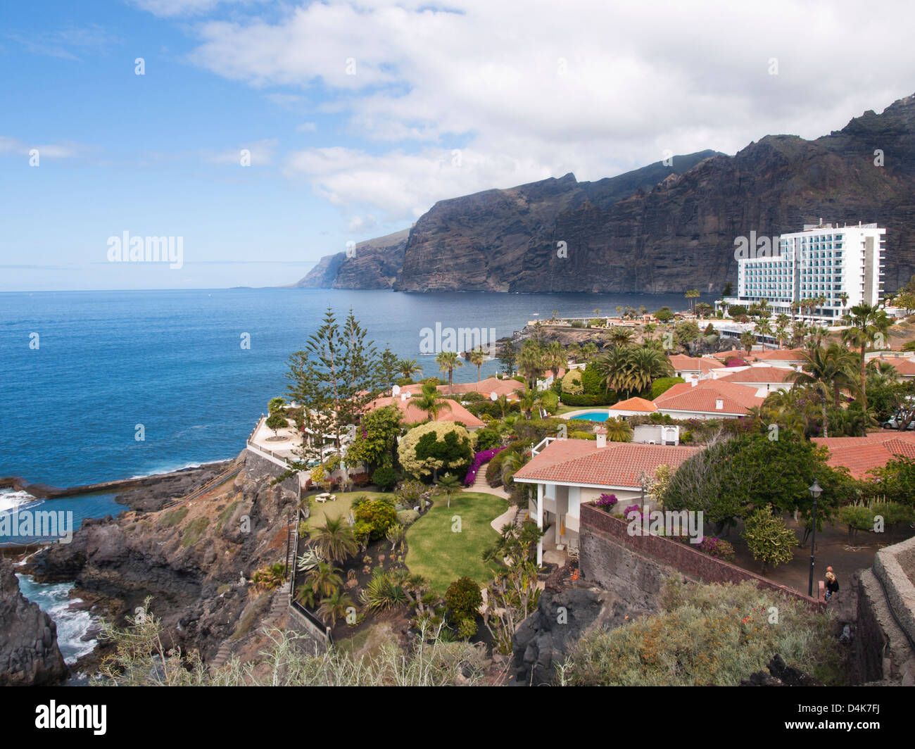 Acantilados de Los Gigantes una gamma di montagna e un villaggio sulla costa occidentale di Tenerife Spagna Foto Stock