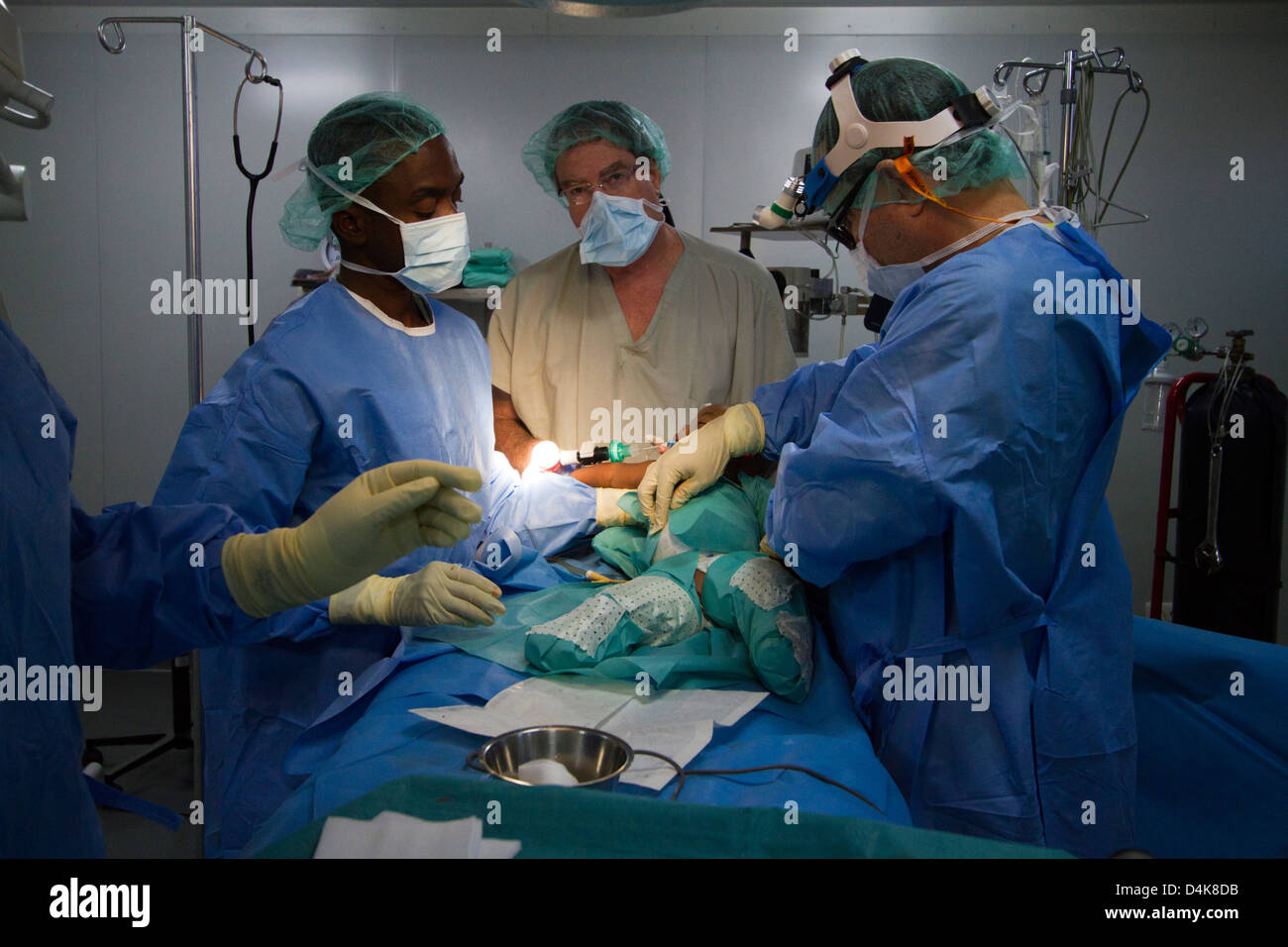 Anestesia con intubazione per la chirurgia in ospedale di MSF a Port-au-Prince, Haiti Foto Stock