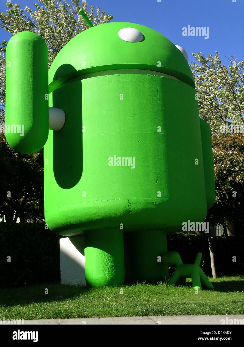 Un gigantesco robot verde, mascotte di Google?s sistema operativo Android  ??, raffigurato al di fuori della sede del gigante di Internet di Google a  Mountain View, CA, Stati Uniti, nel marzo 2009.