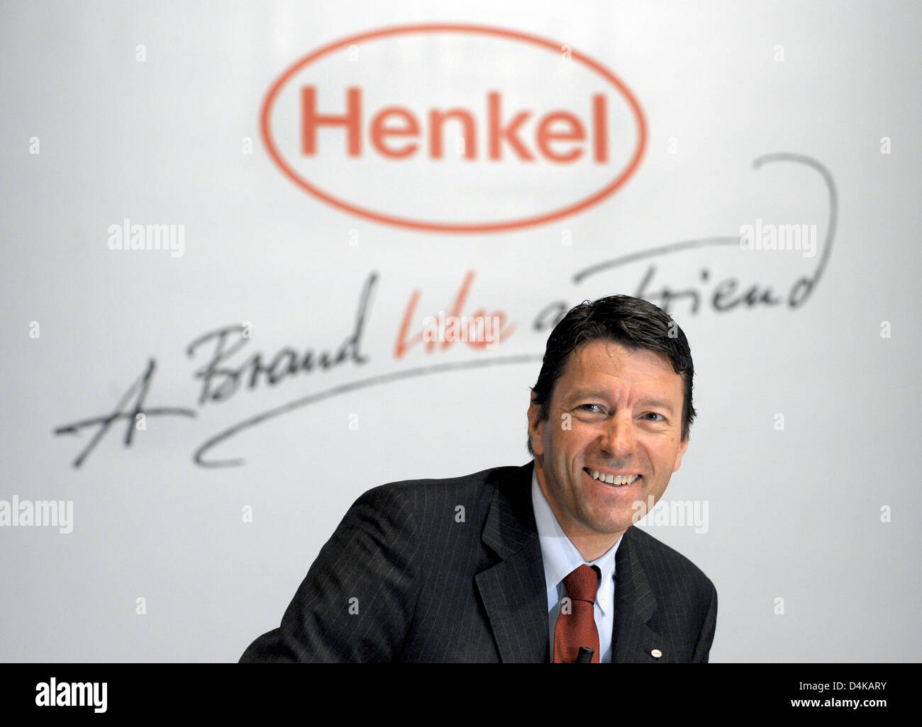 Henkel CEO Kasper Rorsted offre un discorso presso la società?s assemblea generale a Duesseldorf in Germania, 20 aprile 2009. Rorsted ha confermato la società?s a medio termine degli obiettivi finanziari del 14 per cento del margine di profitto per il 2012. Nel 2008 la stessa figura era sceso al 10,3 per cento dal 10,5 nel 2007. Foto: FEDERICO GAMBARINI Foto Stock