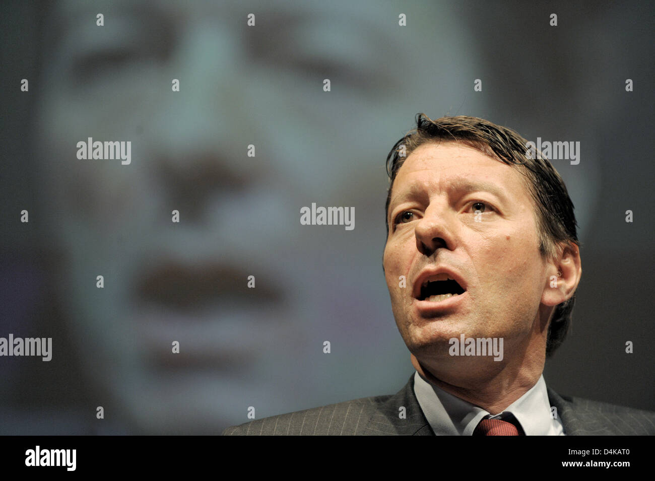 Henkel CEO Kasper Rorsted offre un discorso presso la società?s assemblea generale a Duesseldorf in Germania, 20 aprile 2009. Rorsted ha confermato la società?s a medio termine degli obiettivi finanziari del 14 per cento del margine di profitto per il 2012. Nel 2008 la stessa figura era sceso al 10,3 per cento dal 10,5 nel 2007. Foto: FEDERICO GAMBARINI Foto Stock