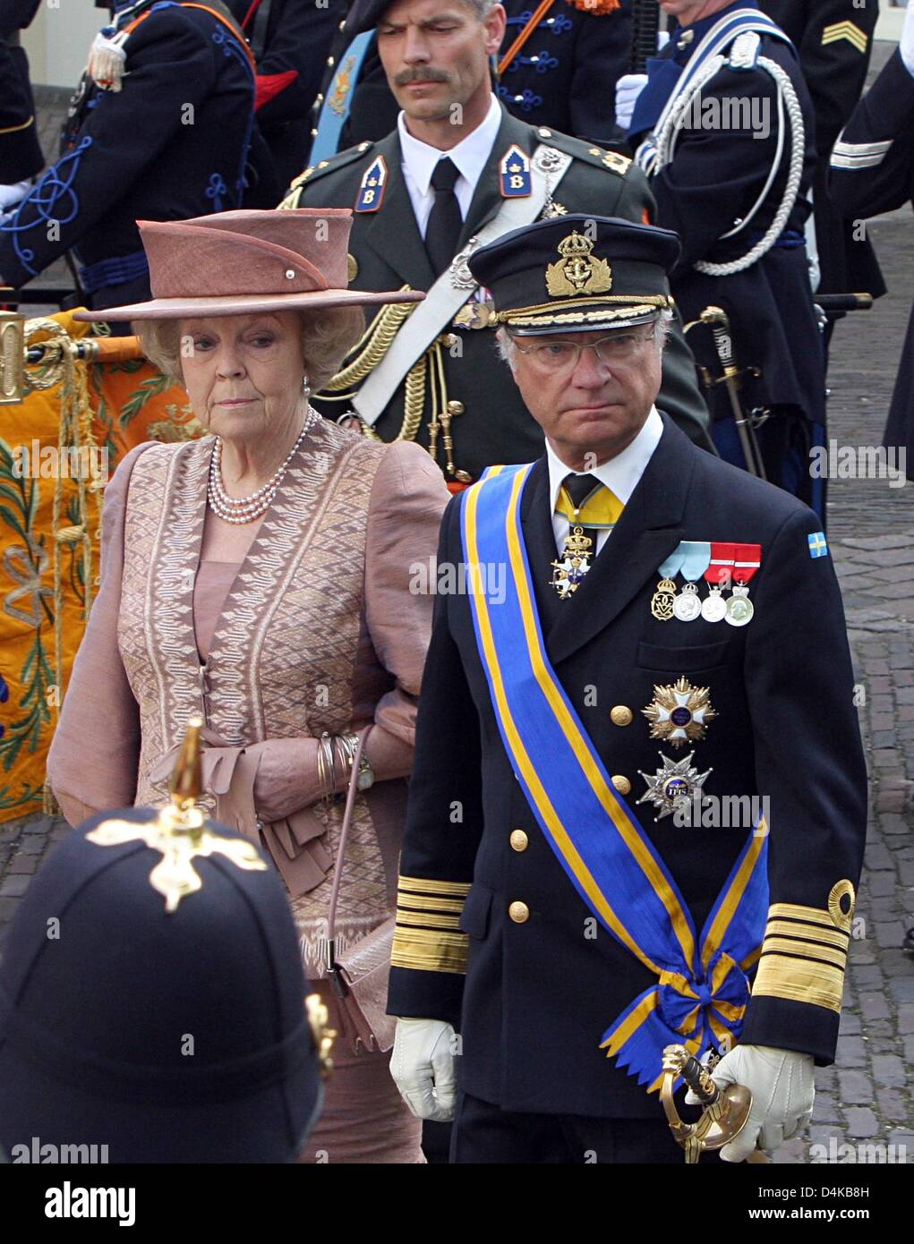 Il re svedese Carl XVI Gustaf (R) e della Regina olandese Beatrice assistere ad una cerimonia di benvenuto a Palazzo Noordeinde all'Aia, Paesi Bassi, 21 aprile 2009. Il re svedese e la Regina sono su una tre giorni di visita di stato in Olanda dal 21 al 23 aprile. Foto: Albert Nieboer (PAESI BASSI) Foto Stock