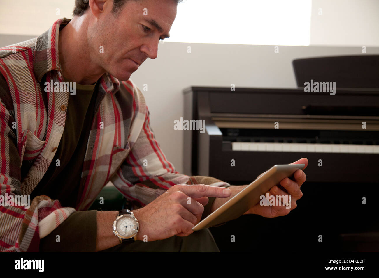 Uomo anziano utilizzando computer tablet Foto Stock