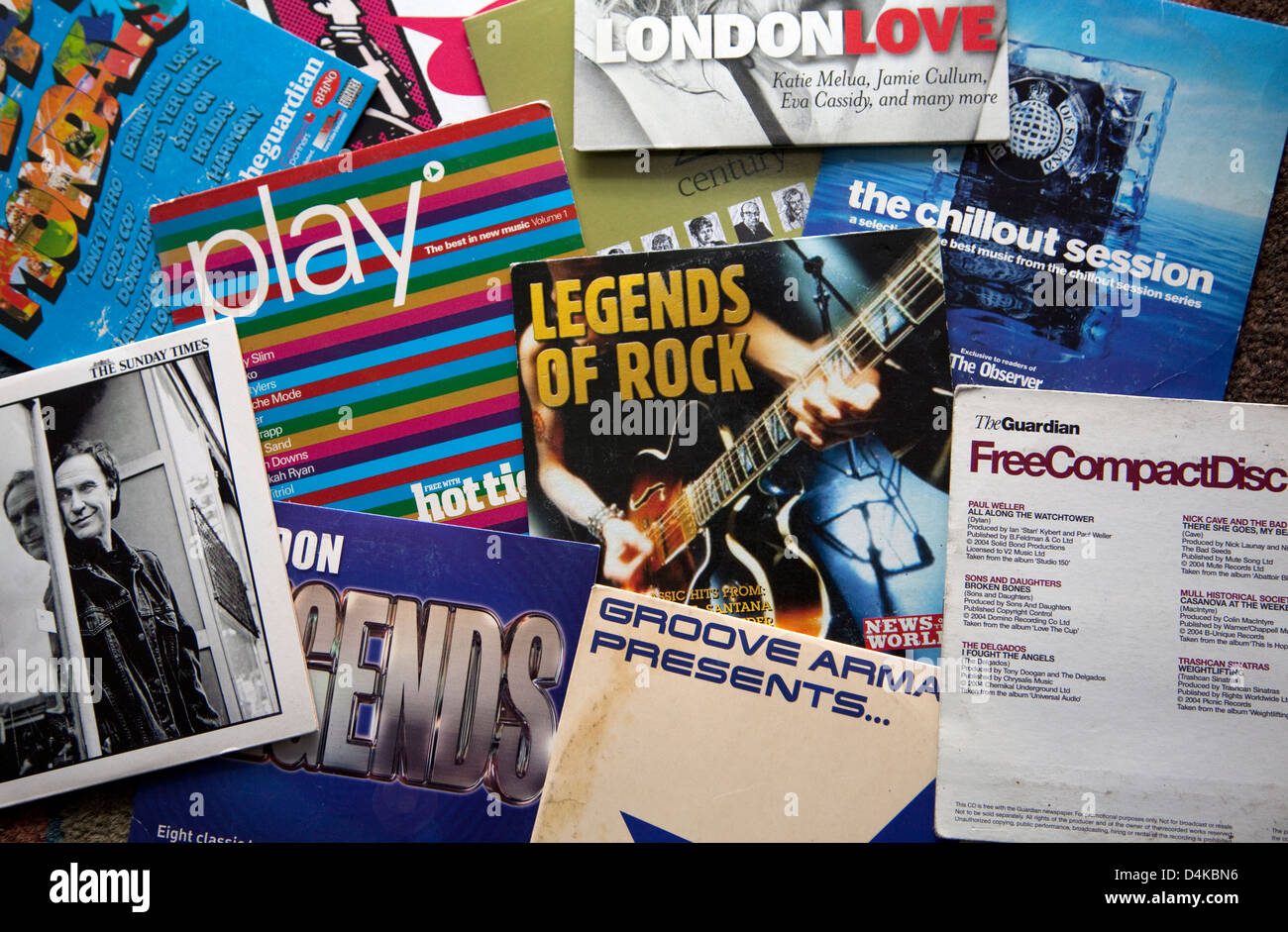 Libera i dischi compatti dato via con quotidiani, Londra Foto Stock