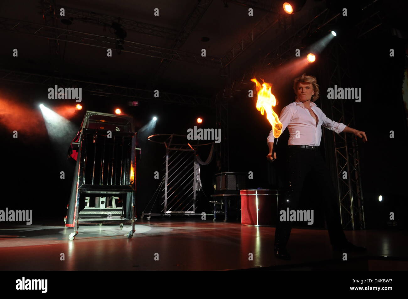 Mago Hans Klok esegue sul palco durante la presentazione di Audi?s nuova A5 Cabriolet a Monaco di Baviera, Germania, il 22 aprile 2009. Foto: Felix Hoerhager Foto Stock