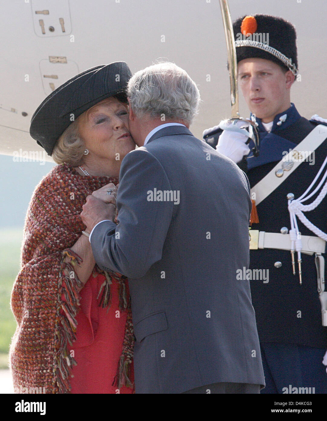 La regina Beatrice dei Paesi Bassi (L) dice addio al Re Carlo XVI Gustavo di Svezia (C) a Eelde aeroporto di Groningen nei Paesi Bassi, 23 aprile 2009. Lo svedese della coppia reale è su una tre giorni di visita di stato in Olanda dal 21 al 23 aprile 2009. Foto: Albert Nieboer (PAESI BASSI) Foto Stock