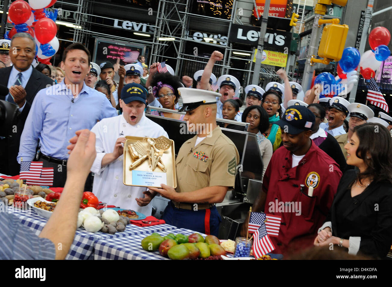 Durante la Fleet Week 2010, la Guardia Costiera Cutter Sturgeon Bay ha partecipato a un evento di cucina militare a New York City. L'evento è stato presentato su Good Morning America e ha dimostrato il ruolo della Guardia Costiera nell'impegno della comunità e nel servizio militare. Foto Stock