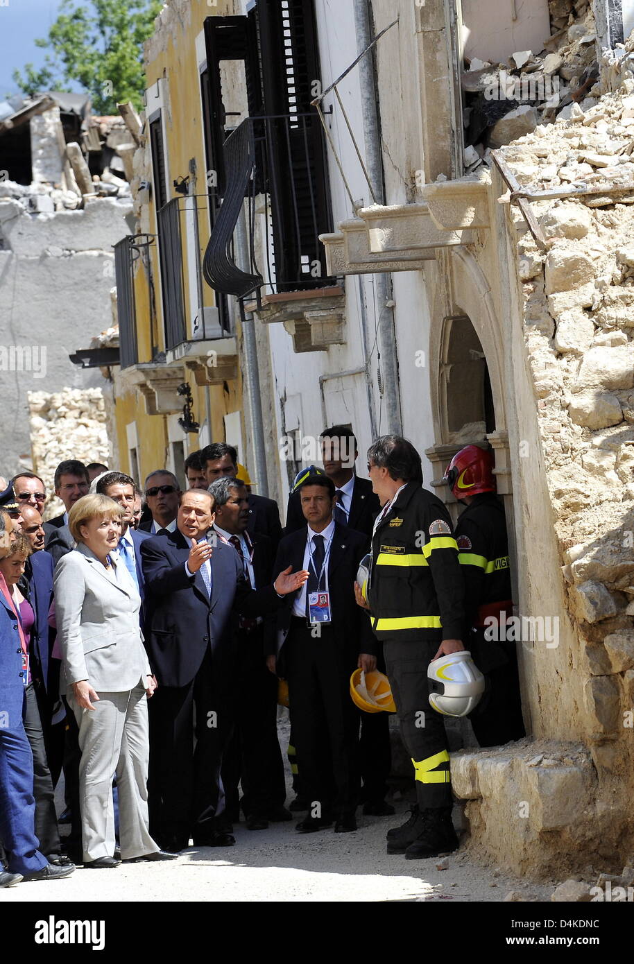 Il cancelliere tedesco Angela Merkel (2-L) e il Primo Ministro italiano Silvio Berlusconi (C) osservare il terremoto danneggia vicino alla città L?Aquila in Onna, Italia, 08 luglio 2009. Questo anno?s G8 Summit avrà luogo a Onna dal 08 fino al 10 luglio 2009. Foto: PISCINA BUNDESREGIERUNG/STEFFEN KUGLER Foto Stock