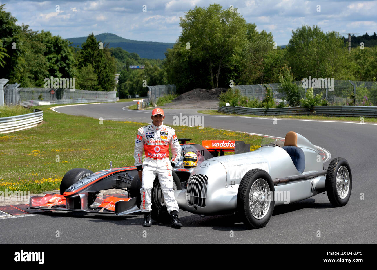 British pilota di Formula Uno Lewis Hamilton della McLaren Mercedes smiels tra un antico Freccia d'argento W25 dating 1934 (R) e il suo attuale vettura da corsa, una Mercedes McLaren MP4-24, al Nurburgring in Nuerburg, Germania, 09 luglio 2009. Formula 1 Gran Premio di Germania avrà luogo il 12 luglio. Foto: Carmen Jaspersen Foto Stock