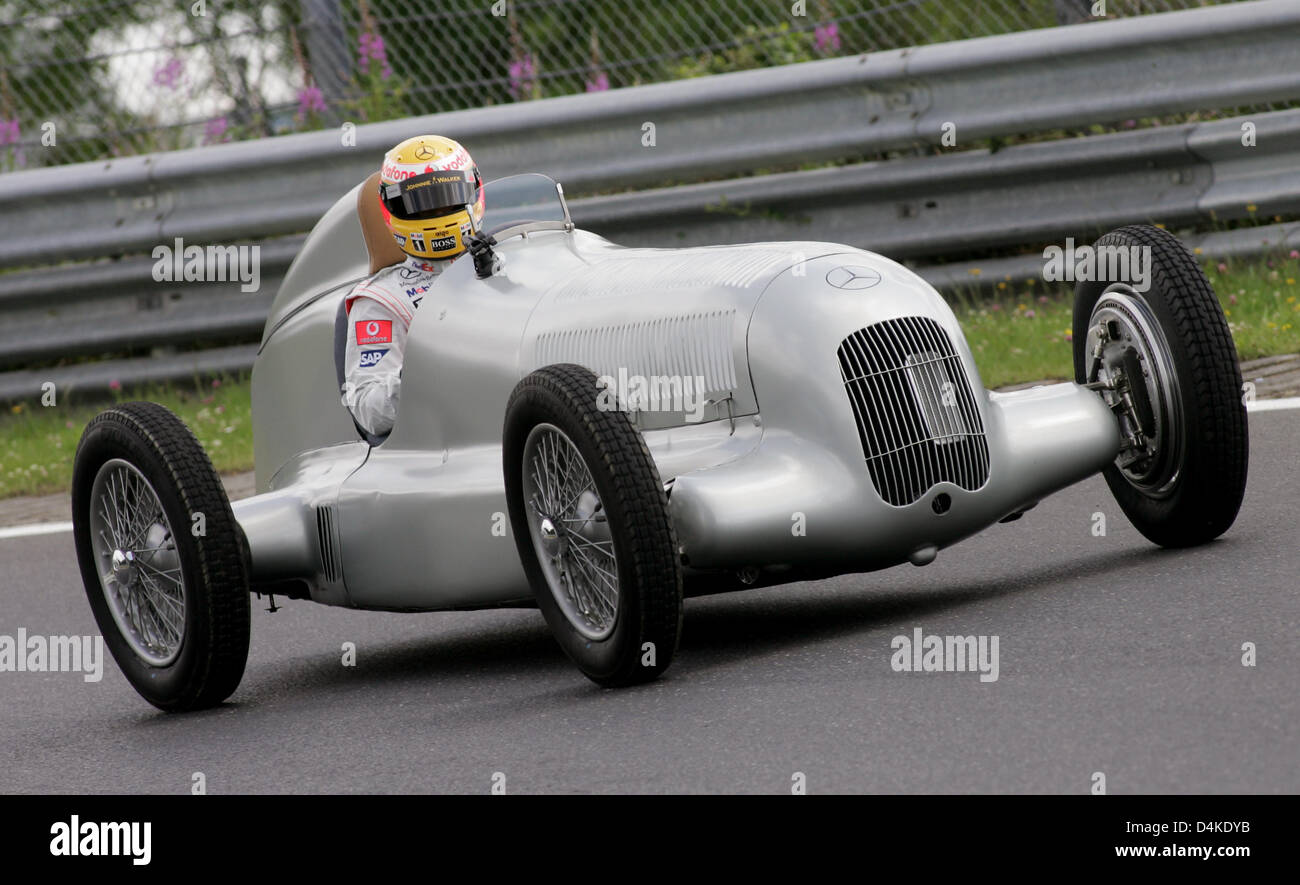 British pilota di Formula Uno Lewis Hamilton della McLaren Mercedes corse la storica Freccia d'argento W25 dating 1934 al Nurburgring in Nuerburg, Germania, 09 luglio 2009. Formula 1 Gran Premio di Germania avrà luogo il 12 luglio. Foto: Felix Heyder Foto Stock