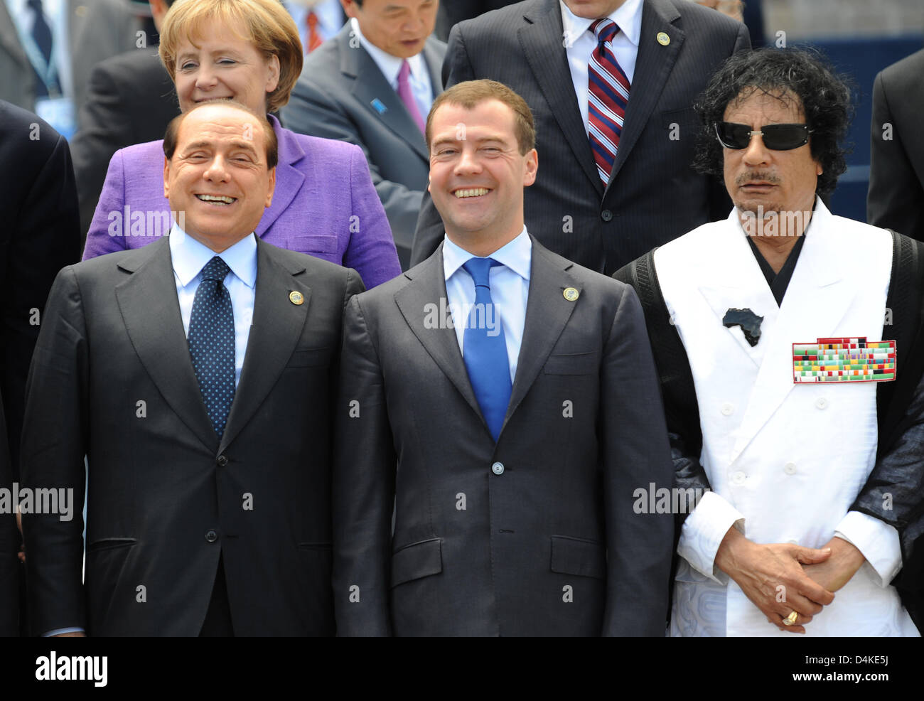 Il cancelliere tedesco Angela Merkel (L-R), il Primo Ministro italiano Silvio Berlusconi e del presidente russo Dmitri Medvedev e il leader libico Muammar al-Gaddafi posano per una foto di gruppo in occasione del vertice del G8 a L'Aquila, Italia, 10 luglio 2009. Questo anno?s G8 Summit ha avuto luogo a L'Aquila, dall'08 al 10 luglio 2009. Foto: PEER GRIMM Foto Stock Il cancelliere tedesco Angela Merkel (L-R), il Primo Ministro italiano Silvio Berlusconi e del presidente russo Dmitri Medvedev e il leader libico Muammar al-Gaddafi posano per una foto di gruppo in occasione del vertice del G8 a L'Aquila, Italia, 10 luglio 2009. Questo anno?s G8 Summit ha avuto luogo a L'Aquila, dall'08 al 10 luglio 2009. Foto: PEER GRIMM Foto Stock