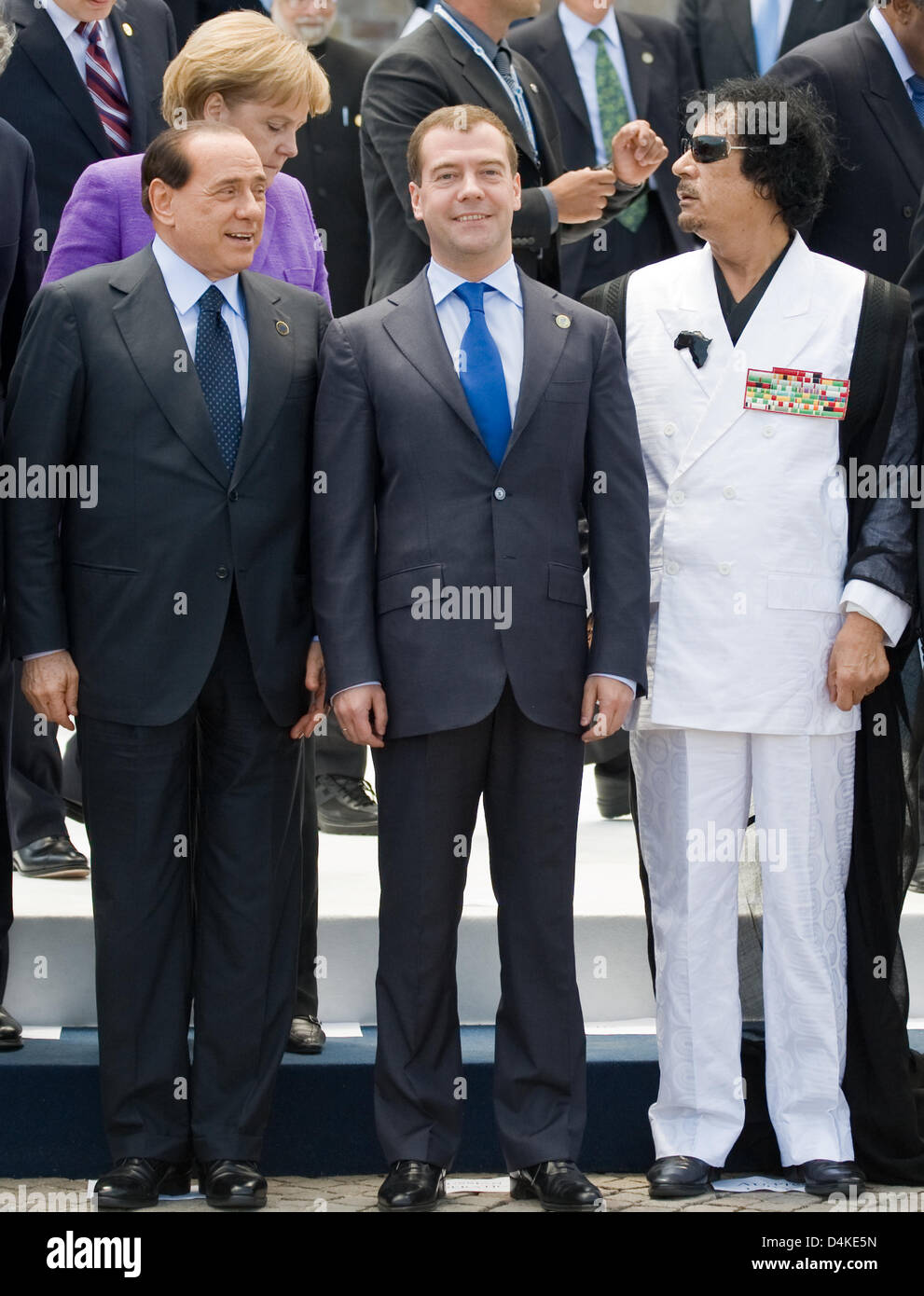 Il cancelliere tedesco Angela Merkel e il Presidente del Consiglio Silvio Berlusconi e del presidente russo Dmitri Medvedev e il leader libico Muammar al-Gaddafi posano per una foto di gruppo in occasione del vertice del G8 a L'Aquila, Italia, 10 luglio 2009. Questo anno?s G8 Summit ha avuto luogo a L'Aquila, dall'08 al 10 luglio 2009. Foto: PEER GRIMM Foto Stock Il cancelliere tedesco Angela Merkel e il Presidente del Consiglio Silvio Berlusconi e del presidente russo Dmitri Medvedev e il leader libico Muammar al-Gaddafi posano per una foto di gruppo in occasione del vertice del G8 a L'Aquila, Italia, 10 luglio 2009. Questo anno?s G8 Summit ha avuto luogo a L'Aquila, dall'08 al 10 luglio 2009. Foto: PEER GRIMM Foto Stock