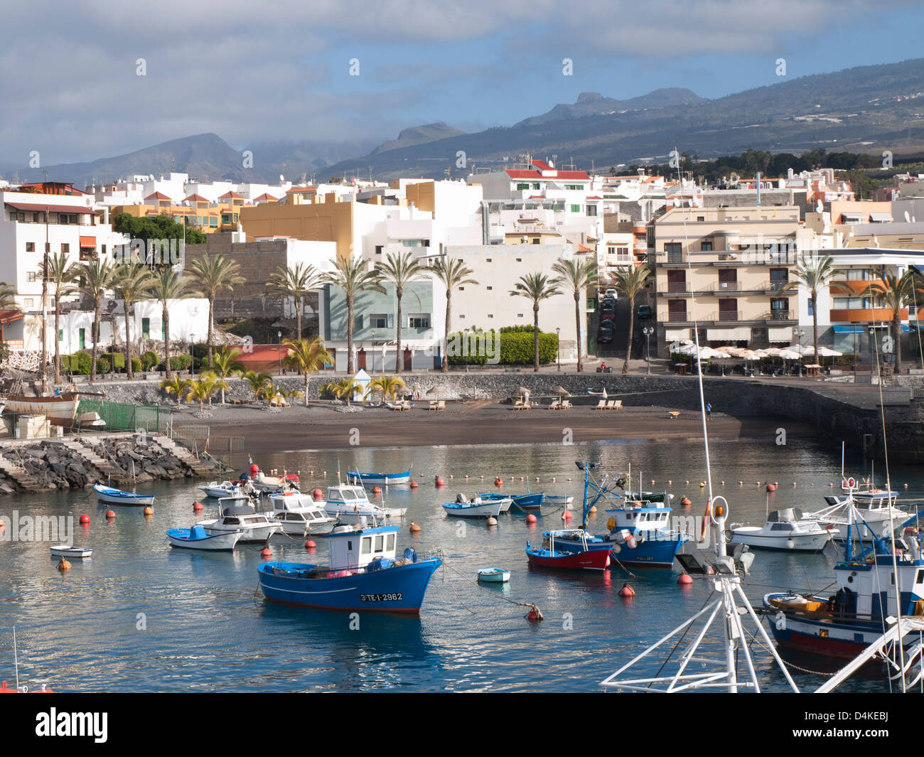 Playa San Juan sulla costa occidentale di Tenerife Spagna, località turistica e porto di pesca, Porto e spiaggia combinato Foto Stock