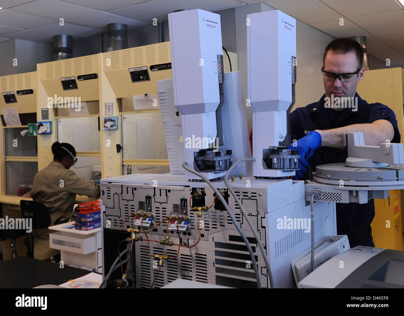 Michael Rushane conduce test di gascromatografia nel laboratorio di sicurezza marina con sede a New York. Questa ricerca supporta gli sforzi di risposta marittima della Guardia Costiera degli Stati Uniti, tra cui l'analisi delle fuoriuscite di petrolio e le operazioni di sicurezza marittima. Foto Stock