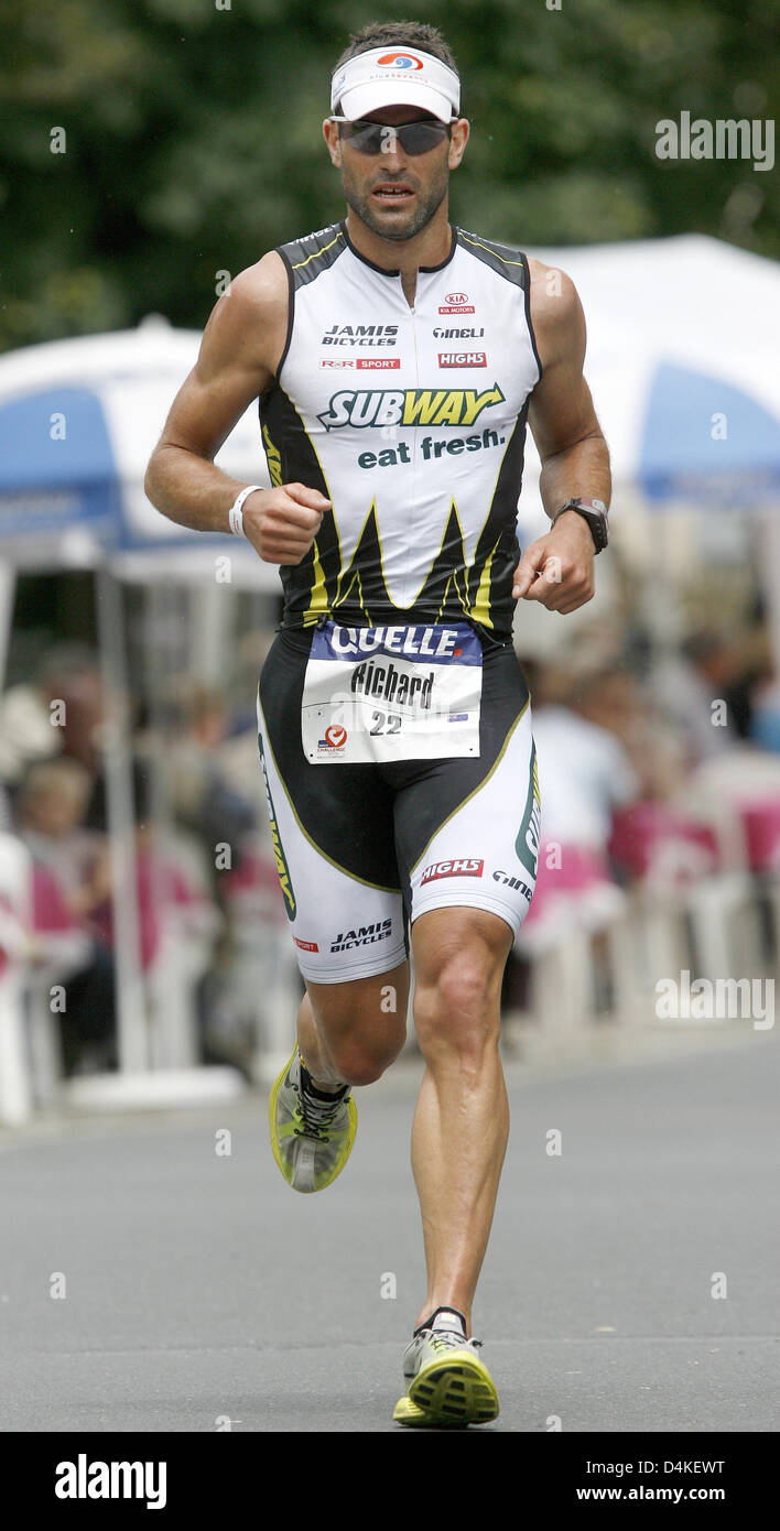 Triatleta Richard Usher dalla Nuova Zelanda nella foto durante il Triathlon Challenge Roth 2009 in Schwand, Germania, 12 luglio 2009. Usher completato con successo 3.8 km di nuoto, 180 km di percorsi in bicicletta e 42.125 km di corsa in 8:02:15 ore ed è diventato il terzo. Foto: Daniel Karmann Foto Stock