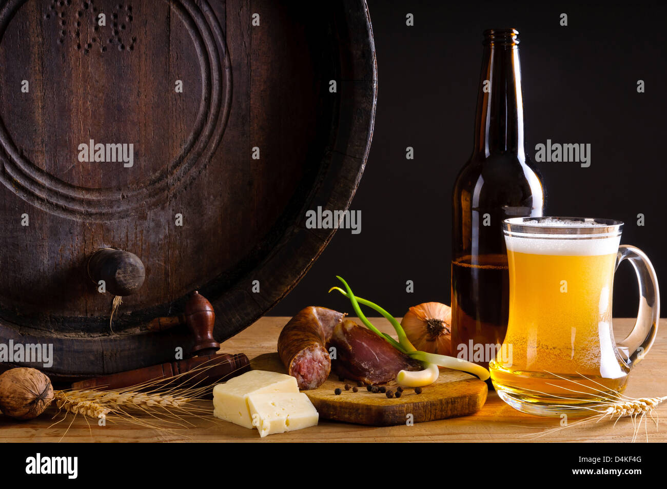 Ancora vita con la tradizionale cena rustica piastra fredda e birra Foto Stock
