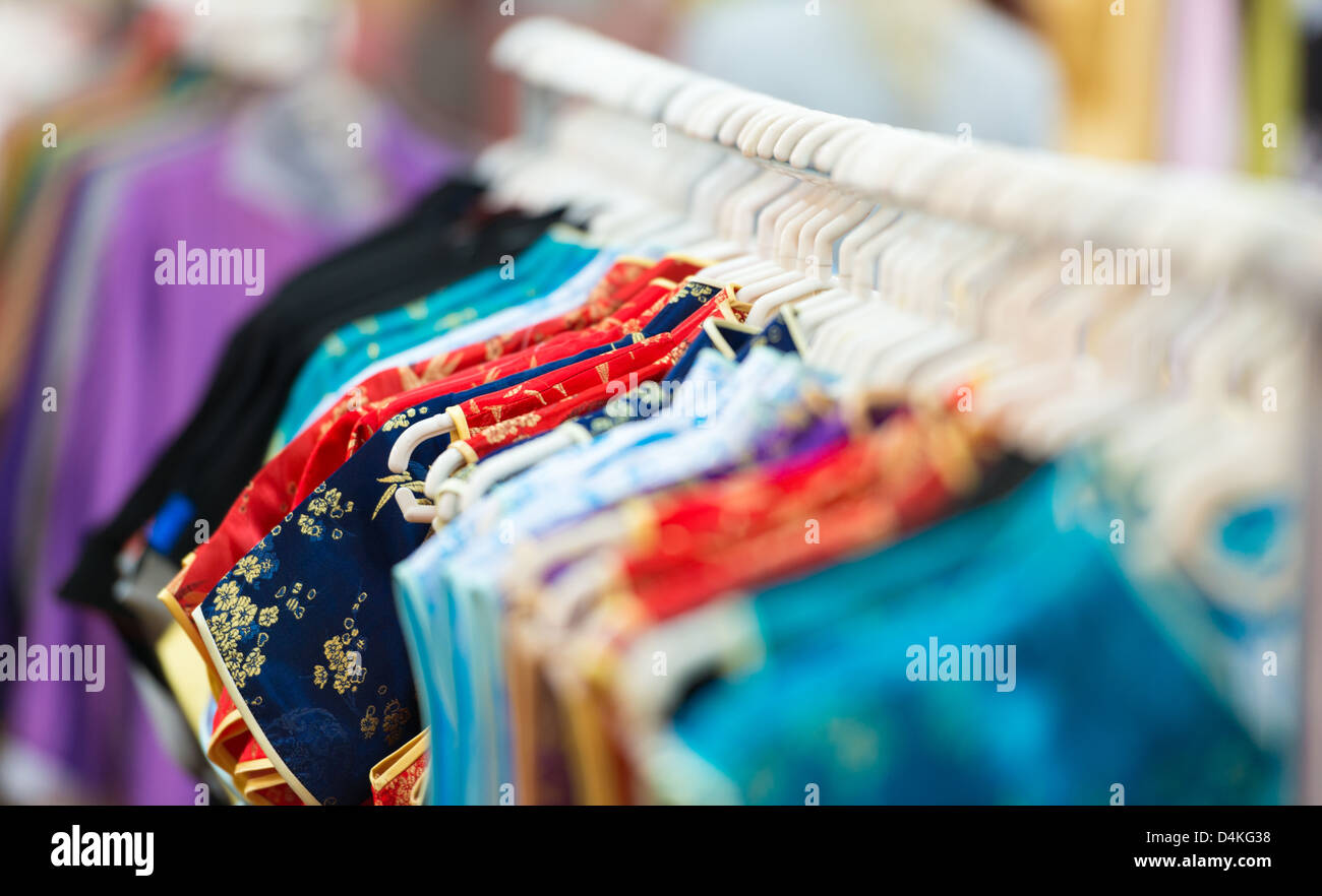 Righe di nuovi vestiti colorati su appendiabiti in shop in primo piano e  sullo sfondo. Grande scelta di abbigliamento casual di colore diverso Foto  stock - Alamy