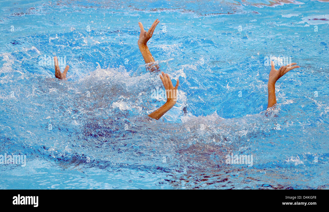 Cina?s synchro duo Tingting Jiang e Jiang Wenwenperform durante il duetto tecnico di nuoto sincronizzato in fase preliminare, al Campionati del Mondo di nuoto FINA a Roma, Italia, 20 luglio 2009. La Spagna ha vinto la medaglia d'argento. Foto: MARCUS BRANDT Foto Stock