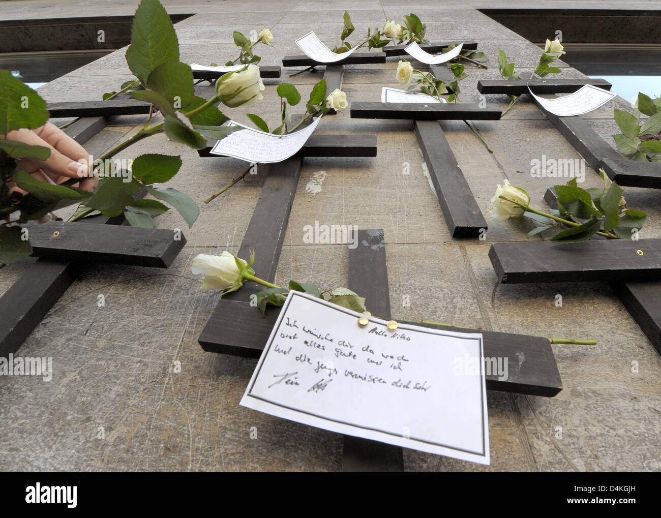 Le rose, simbolici croci, le note e le scarpe sono previste in occasione del ?Federal giornata di commemorazione morti tossicodipendenti? In Francoforte sul Meno, Germania, 21 luglio 2009. Francoforte è ancora considerata capitale dell abuso della droga in Germania. Foto: BORIS ROESSLER Foto Stock