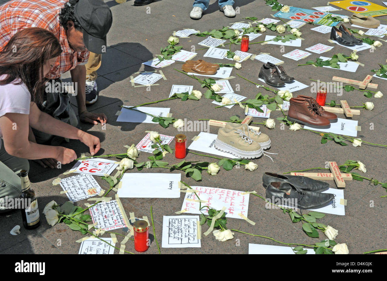 Le rose, simbolici croci, le note e le scarpe sono previste in occasione del ?Federal giornata di commemorazione morti tossicodipendenti? In Francoforte sul Meno, Germania, 21 luglio 2009. Francoforte è ancora considerata capitale dell abuso della droga in Germania. Foto: BORIS ROESSLER Foto Stock