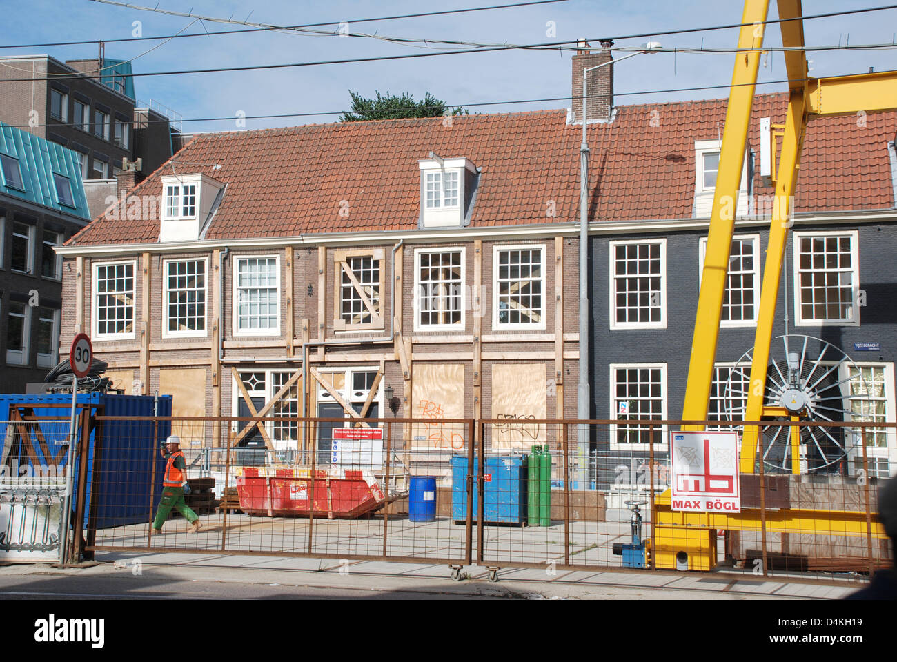 Evacuata e recintata case sono nella foto accanto a un edificio sotterraneo sito nel centro della città di Amsterdam, Paesi Bassi, 21 luglio 2009. La costruzione di una nuova linea di metropolitana di Amsterdam è stata la causa di preoccupazione. L'acqua continua a rompere attraverso diverse case lungo i 10 chilometri lungo la linea della metropolitana affondò e hanno dovuto essere evacuati. Finora, i costi per la costruzione di HAV Foto Stock