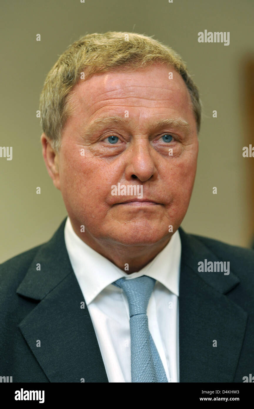 Wolfgang Meyer, giudice supremo della Confederazione sociale corte a Kassel, arriva per procedimenti in corte locale Kassel, Germania, 28 aprile 2009. Meyer sues il tedesco più alto tribunale sociale per lui presumibilmente era emarginata per motivi politici. Egli procede contro il tribunale federale?s programma di responsabilità che revocava la sua competenza nel fondo pensione casi un anno fa. Foto: UWE ZUCCH Foto Stock