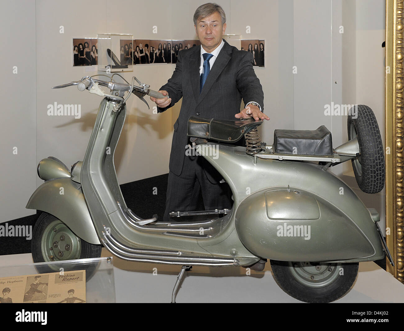 Berlin?s signore sindaco Klaus Wowereit pone con una Vespa scooter dal film "Vacanze romane? Come egli visita la mostra ?intramontabile audrey? Sulla icona di Hollywood Audrey Hepburn (1929-1993) di Berlino, Germania, 28 aprile 2009. Hepburn, nativo di Bruxelles, Belgio, si dedicò alla lotta contro la mortalità infantile e la fame in Africa come UNICEF inviato speciale e avrebbe festeggiato h Foto Stock