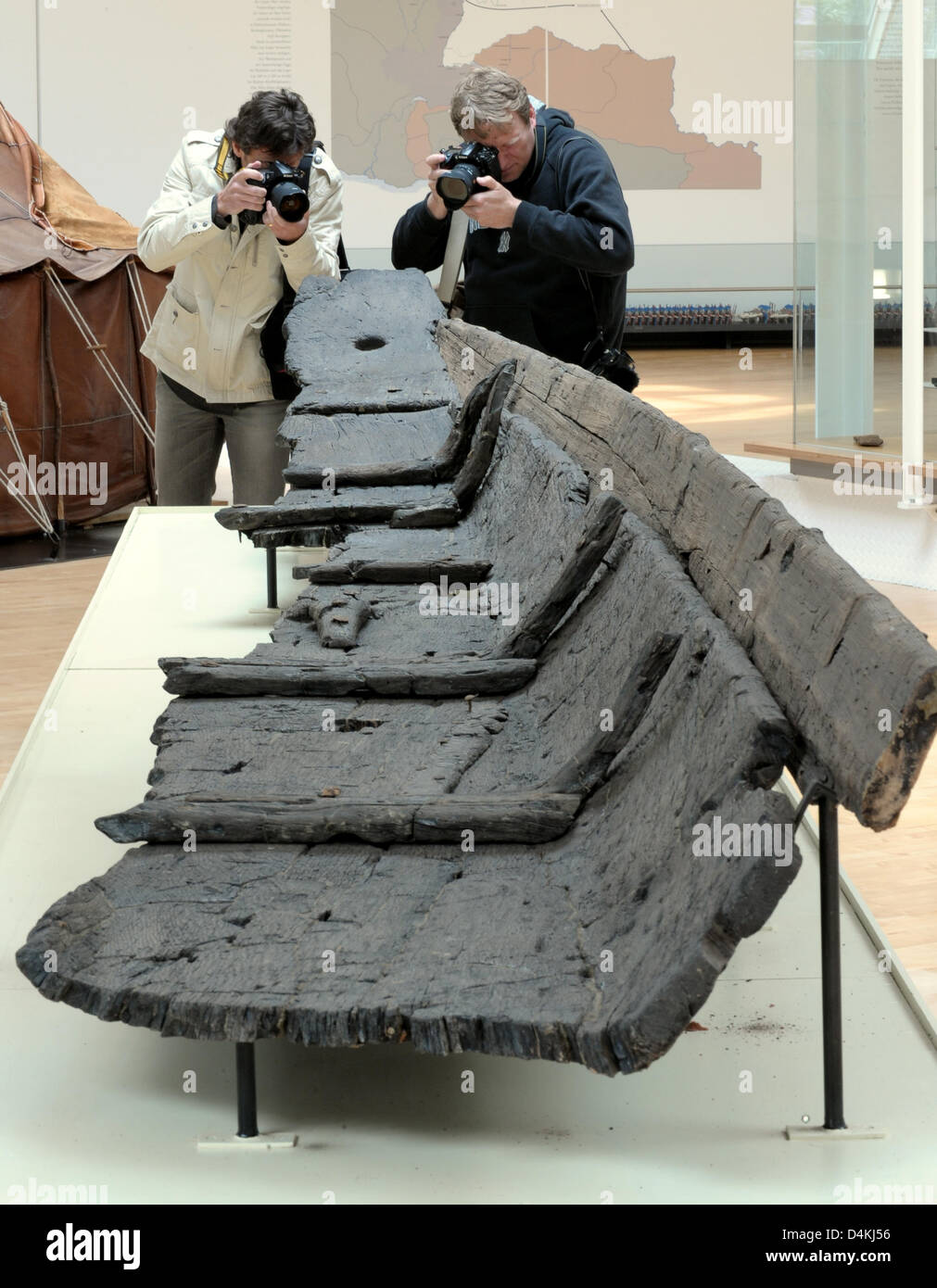 Fotografi di scattare foto del relitto di un romano nave cargo presso il Museo Romano a Haltern, Germania, 29 aprile 2009. Il relitto della nave olandese Lelystad è in esposizione presso la mostra speciale ?Imperium? (?Impero?) sulla battaglia della foresta di Teutoburgo (Varusschlacht) dal 16 maggio 2009 al 11 ottobre 2009. Foto: FRANZ-PETER TSCHAUNER Foto Stock