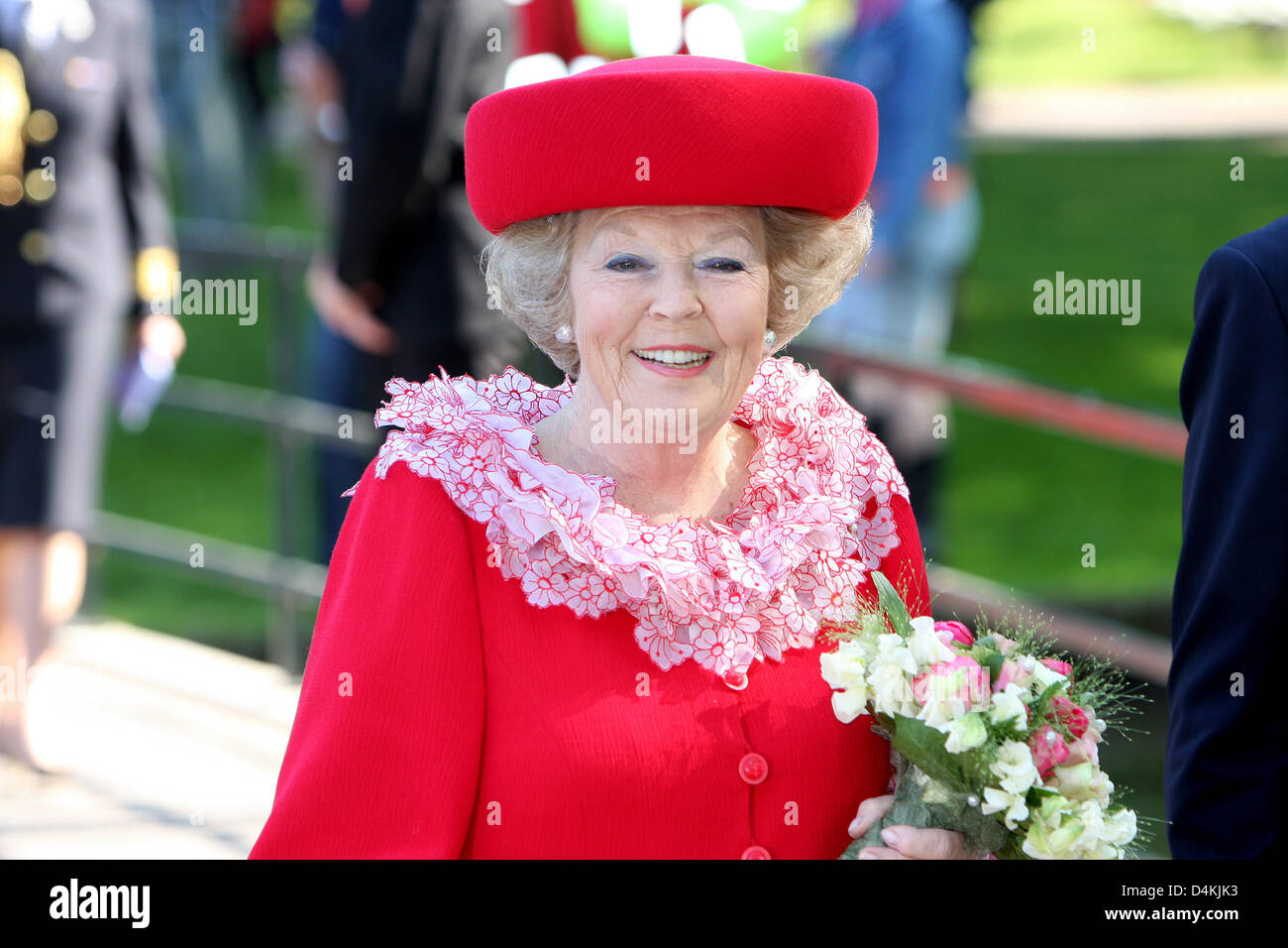 La regina Beatrice dei Paesi Bassi assiste le celebrazioni della regina?s giorno di Apeldoorn, Paesi Bassi, 30 aprile 2009. Celebrazioni del Dutch National holiday furono chiamati off dopo una vettura si precipitò a tutta velocità attraverso gli spettatori a guardare e ferito alcuni 20. Foto: Patrick van Katwijk Foto Stock