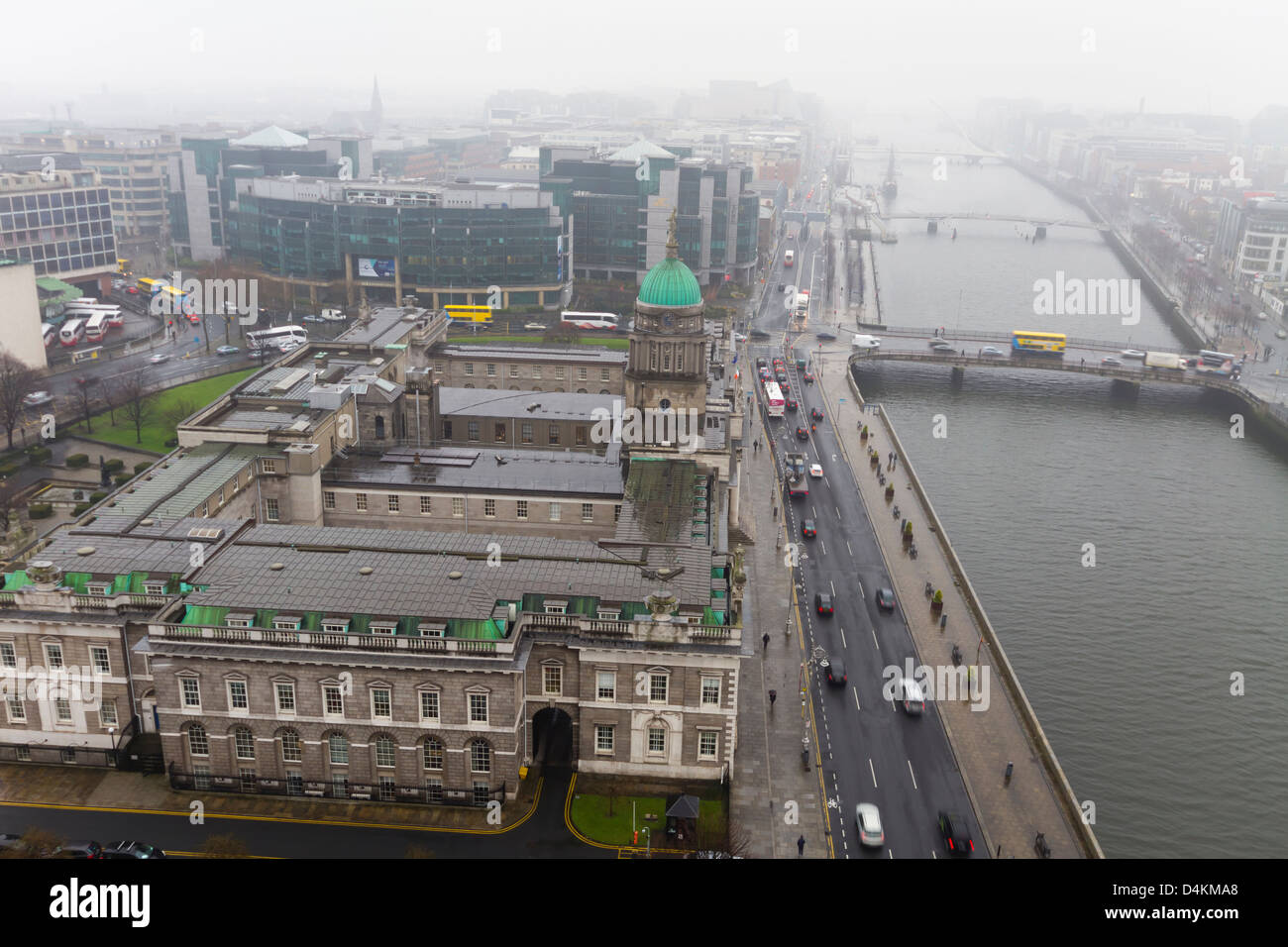 Dublino, Irlanda - Marzo 07, 2013: Antenna shot del centro della città di Dublino su un tipico giorno nebbiosi. Foto Stock