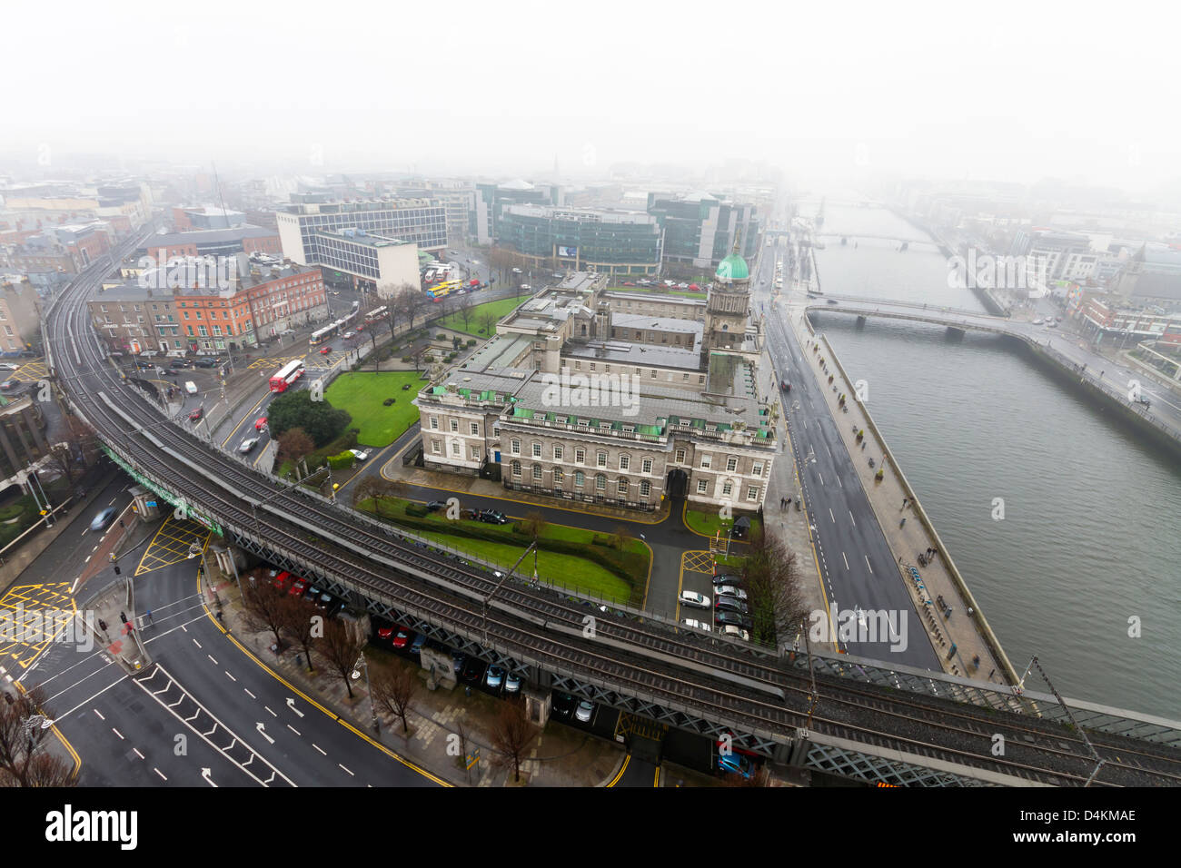 Dublino, Irlanda - Marzo 07, 2013: Antenna shot del centro della città di Dublino su un tipico giorno nebbiosi. Foto Stock