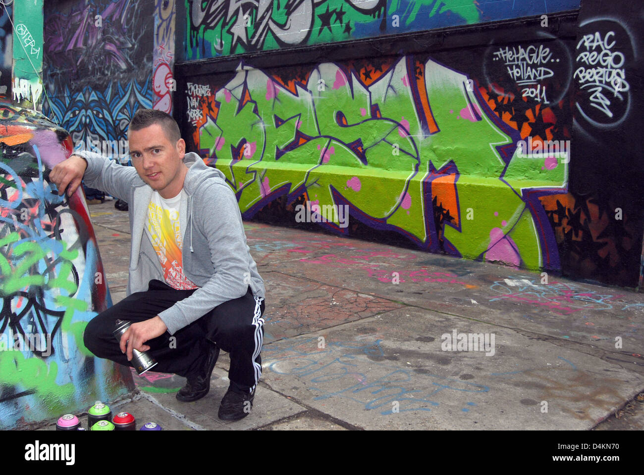 Ritratto di un artista di graffiti da l'aia di fronte la sua pittura a 5 livelli Pointz nella città di Long Island, Queens, a New York Foto Stock