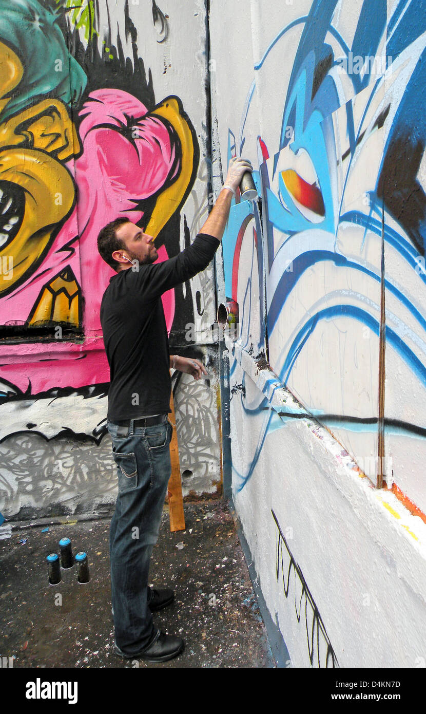 Ritratto di spagnolo un artista di graffiti a dipingere a 5 livelli Pointz nella città di Long Island, Queens, a New York Foto Stock
