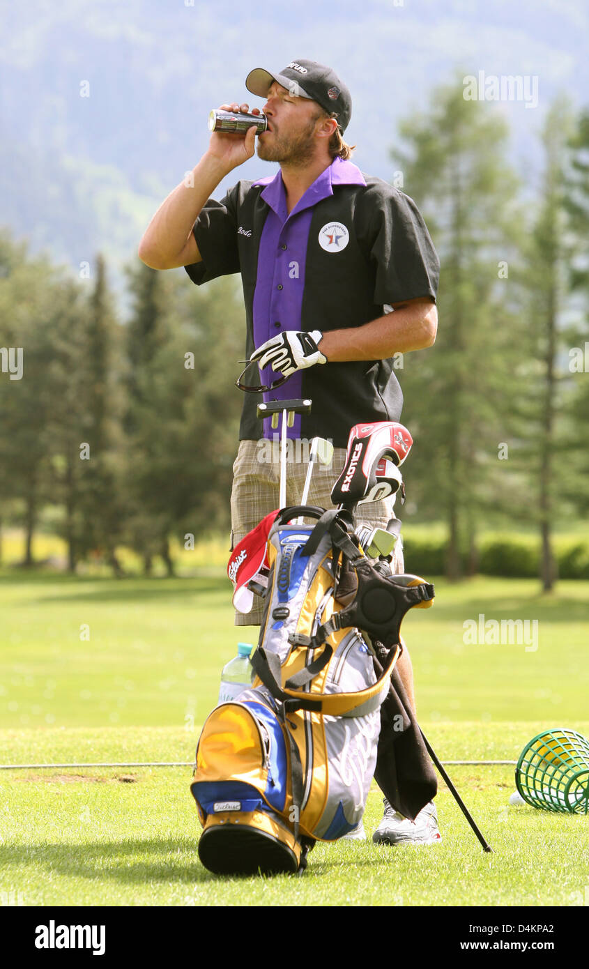 Siamo ski racer Bode Miller bevande sul driving range del campo da golf di Zell am See, Austria, 14 maggio 2009. Bode Miller partecipa al UVEX &Sci Golf Campionati del Mondo 2009 che avvengono in Zell am See dal 14 maggio fino al 17 maggio 2009. Il concorso è composto da un slalom gigante e due round di golf. Foto: Karl-Josef Hildenbrand Foto Stock