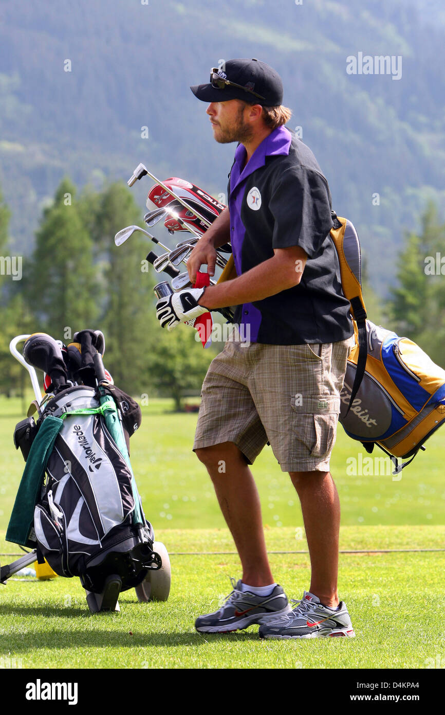 Siamo ski racer Bode Miller porta una borsa da golf sul driving range del campo da golf di Zell am See, Austria, 14 maggio 2009. Bode Miller partecipa al UVEX &Sci Golf Campionati del Mondo 2009 che avvengono in Zell am See dal 14 maggio fino al 17 maggio 2009. Il concorso è composto da un slalom gigante e due round di golf. Foto: Karl-Josef Hildenbrand Foto Stock