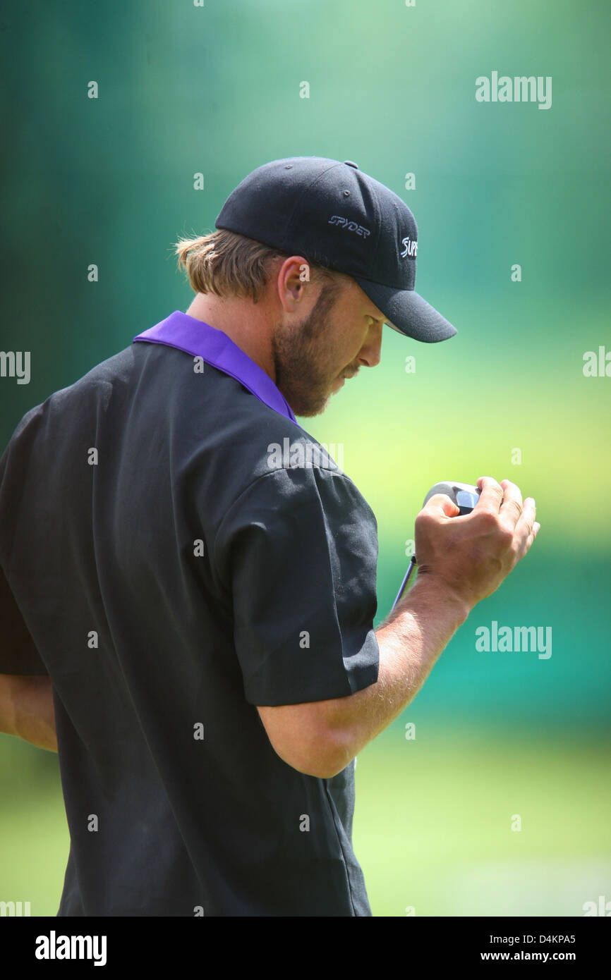 Siamo ski racer Bode Miller controlla il suo oro clubs rigidi sul driving range del campo da golf di Zell am See, Austria, 14 maggio 2009. Bode Miller partecipa al UVEX &Sci Golf Campionati del Mondo 2009 che avvengono in Zell am See dal 14 maggio fino al 17 maggio 2009. Il concorso è composto da un slalom gigante e due round di golf. Foto: Karl-Josef Hildenbrand Foto Stock
