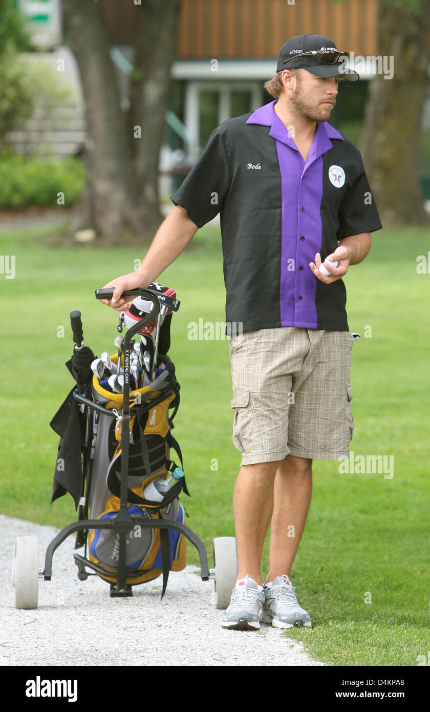 Siamo ski racer Bode Miller passeggiate lungo il campo da golf di Zell am See, Austria, 14 maggio 2009. Bode Miller partecipa al UVEX &Sci Golf Campionati del Mondo 2009 che avvengono in Zell am See dal 14 maggio fino al 17 maggio 2009. Il concorso è composto da un slalom gigante e due round di golf. Foto: Karl-Josef Hildenbrand Foto Stock