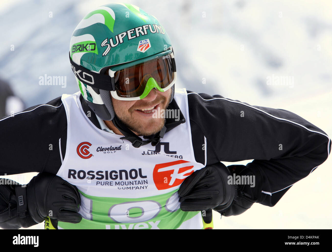 Siamo ski racer Bode Miller nella foto prima del suo inizio al giant slalom sul Kitzsteinhorn ?? Vicino a Kaprun, Austria, 14 maggio 2009. Bode Miller partecipa al UVEX &Sci Golf Campionati del Mondo 2009 che avvengono in Zell am See dal 14 maggio fino al 17 maggio 2009. Il concorso è composto da un slalom gigante e due round di golf. Foto: Karl-Josef Hildenbrand Foto Stock