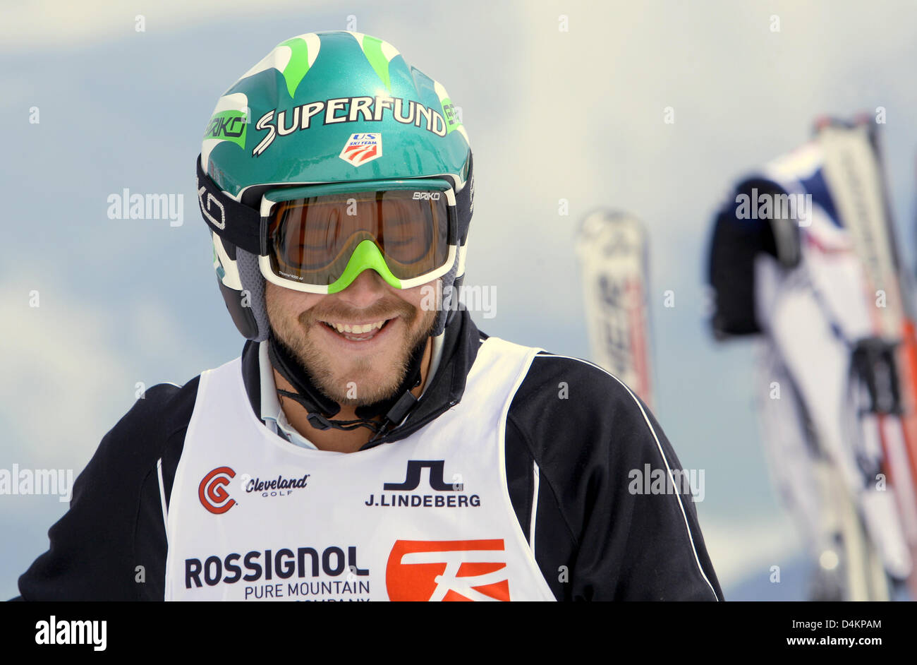 Siamo ski racer Bode Miller nella foto prima del suo inizio al giant slalom sul Kitzsteinhorn ?? Vicino a Kaprun, Austria, 14 maggio 2009. Bode Miller partecipa al UVEX &Sci Golf Campionati del Mondo 2009 che avvengono in Zell am See dal 14 maggio fino al 17 maggio 2009. Il concorso è composto da un slalom gigante e due round di golf. Foto: Karl-Josef Hildenbrand Foto Stock