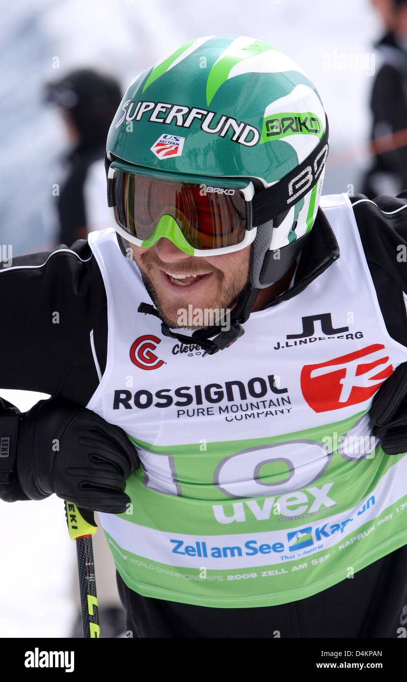Siamo ski racer Bode Miller nella foto prima del suo inizio al giant slalom sul Kitzsteinhorn ?? Vicino a Kaprun, Austria, 14 maggio 2009. Bode Miller partecipa al UVEX &Sci Golf Campionati del Mondo 2009 che avvengono in Zell am See dal 14 maggio fino al 17 maggio 2009. Il concorso è composto da un slalom gigante e due round di golf. Foto: Karl-Josef Hildenbrand Foto Stock