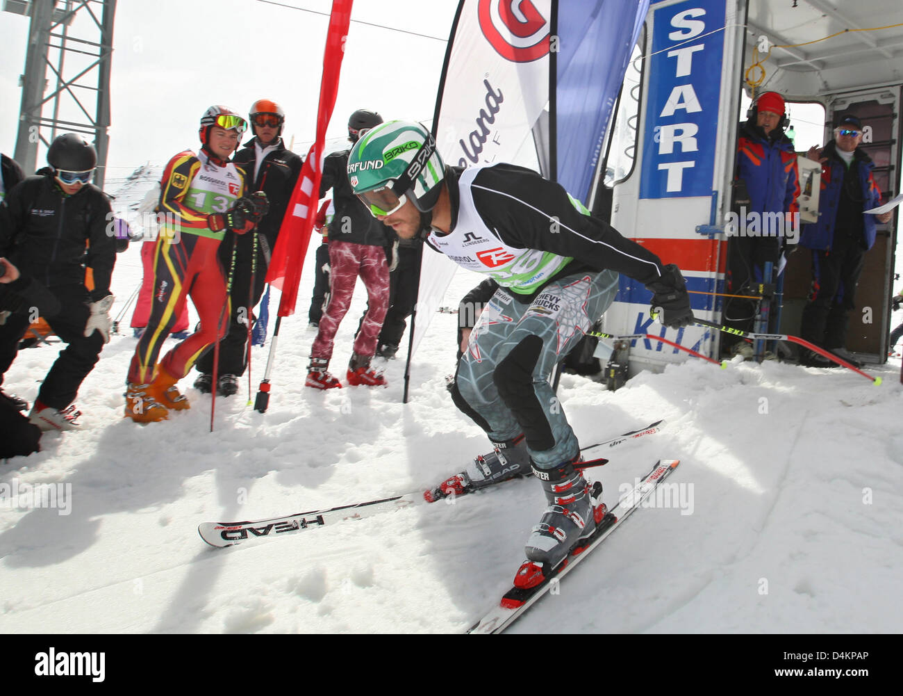 Siamo ski racer Bode Miller inizia nello slalom gigante sul Kitzsteinhorn ?? Vicino a Kaprun, Austria, 14 maggio 2009. Bode Miller partecipa al UVEX &Sci Golf Campionati del Mondo 2009 che avvengono in Zell am See dal 14 maggio fino al 17 maggio 2009. Il concorso è composto da un slalom gigante e due round di golf. Foto: Karl-Josef Hildenbrand Foto Stock
