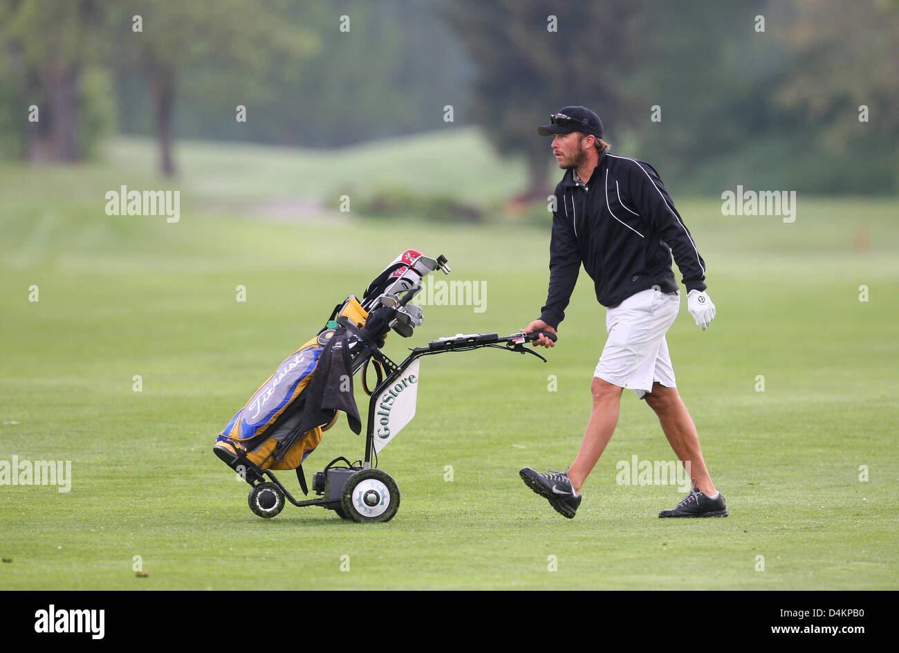 Siamo ski racer Bode Miller passeggiate lungo il campo da golf di Zell am See, Austria, 15 maggio 2009. Bode Miller partecipa al UVEX &Sci Golf Campionati del Mondo 2009 che avvengono in Zell am See dal 14 maggio fino al 17 maggio 2009. Il concorso è composto da un slalom gigante e due round di golf. Foto: Karl-Josef Hildenbrand Foto Stock