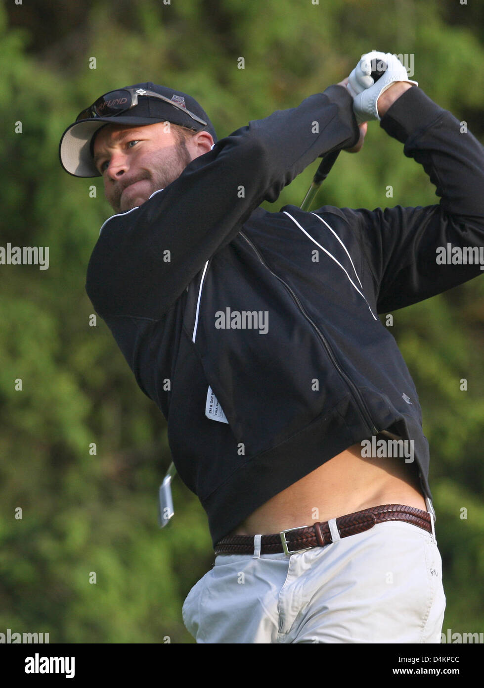 Siamo ski racer Bode Miller colpisce la palla sul campo da golf di Zell am See, Austria, 15 maggio 2009. Bode Miller partecipa al UVEX &Sci Golf Campionati del Mondo 2009 che avvengono in Zell am See dal 14 maggio fino al 17 maggio 2009. Il concorso è composto da un slalom gigante e due round di golf. Foto: Karl-Josef Hildenbrand Foto Stock