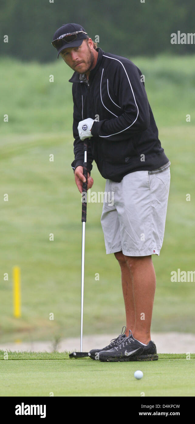 Siamo ski racer Bode Miller colpisce la palla sul campo da golf di Zell am See, Austria, 15 maggio 2009. Bode Miller partecipa al UVEX &Sci Golf Campionati del Mondo 2009 che avvengono in Zell am See dal 14 maggio fino al 17 maggio 2009. Il concorso è composto da un slalom gigante e due round di golf. Foto: Karl-Josef Hildenbrand Foto Stock