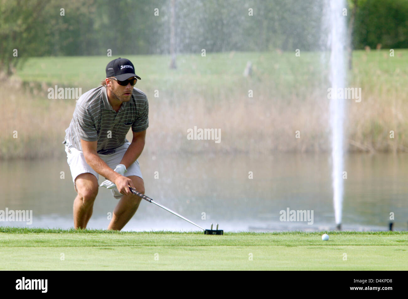 Siamo ski racer Bode Miller raffigurata sul campo da golf di Zell am See, Austria, 15 maggio 2009. Bode Miller partecipa al UVEX &Sci Golf Campionati del Mondo 2009 che avvengono in Zell am See dal 14 maggio fino al 17 maggio 2009. Il concorso è composto da un slalom gigante e due round di golf. Foto: Karl-Josef Hildenbrand Foto Stock