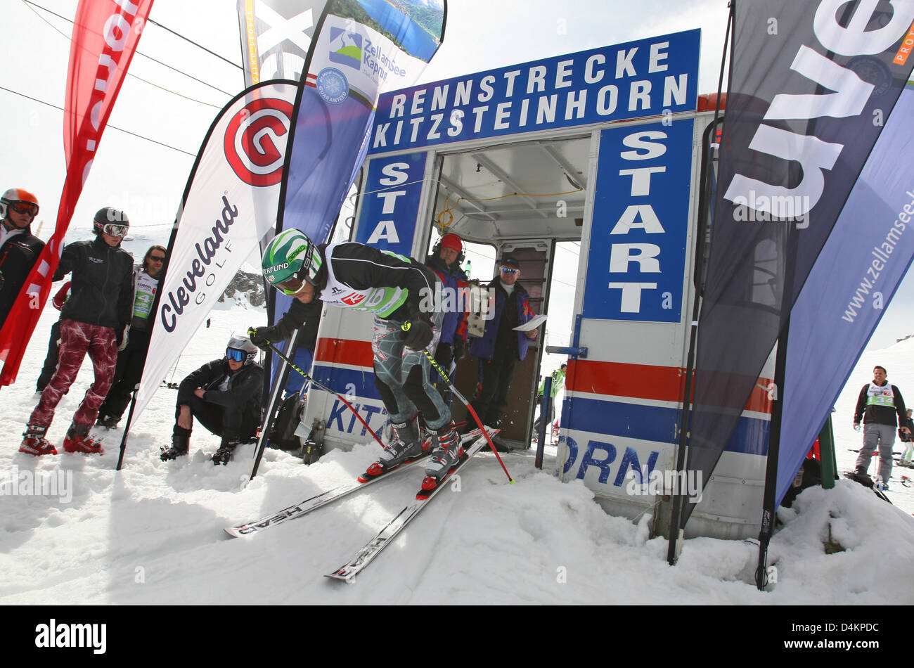 Siamo ski racer Bode Miller inizia nello slalom gigante sul Kitzsteinhorn ?? Vicino a Kaprun, Austria, 14 maggio 2009. Bode Miller partecipa al UVEX &Sci Golf Campionati del Mondo 2009 che avvengono in Zell am See dal 14 maggio fino al 17 maggio 2009. Il concorso è composto da un slalom gigante e due round di golf. Foto: Karl-Josef Hildenbrand Foto Stock